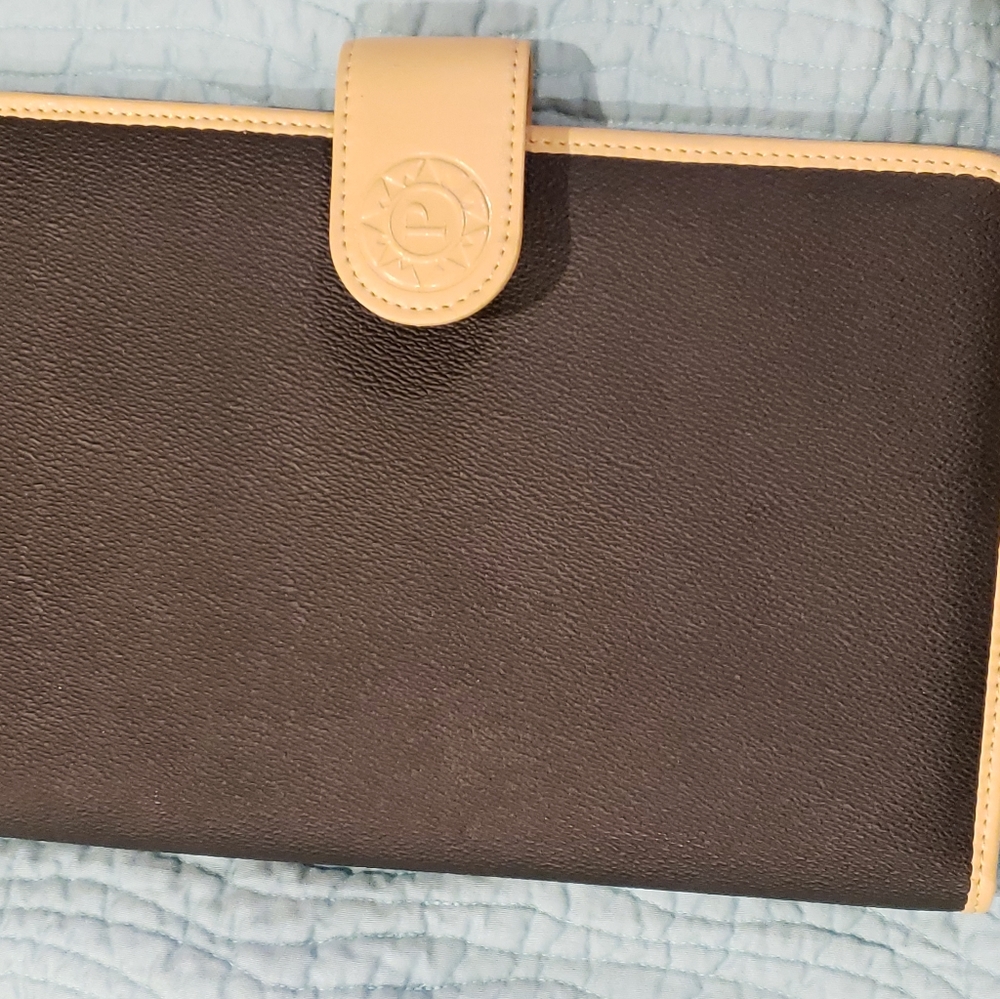 NEW Parazul travel wallet in black